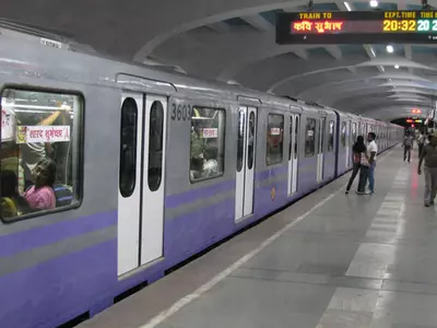 Kolkata Is Ending Metro Tickets, Just Swipe Your Phone Instead!