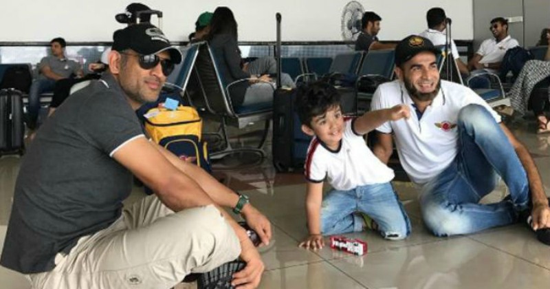 MS Dhoni Doesn’t Care About His Star Status, Sits On The Airport Floor ...