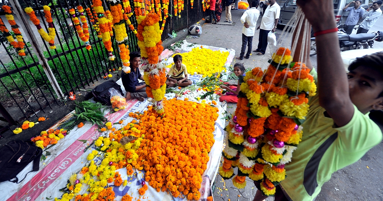 mumbai-takes-first-step-to-reclaim-its-footpaths-bans-hawkers-in-many