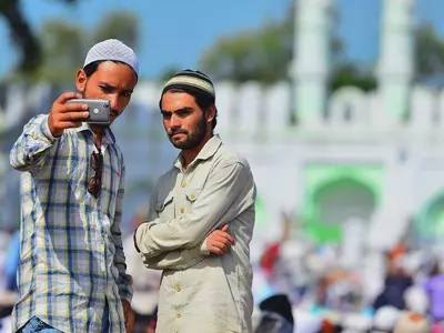 Bans Muslims From Posting Selfies
