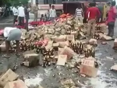 Villagers loot beer bottles after truck carrying them topples in Telangana