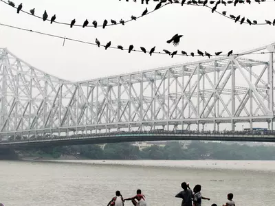 26 Year Old Scales Howrah Bridge To Pray For India