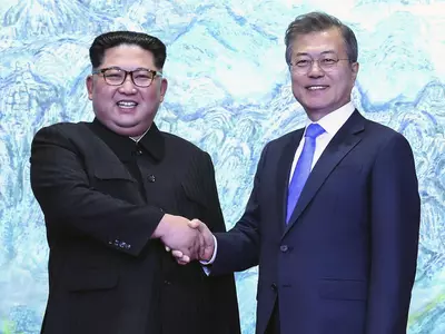 Kim Jong Un Shakes Hands With Moon Jae In