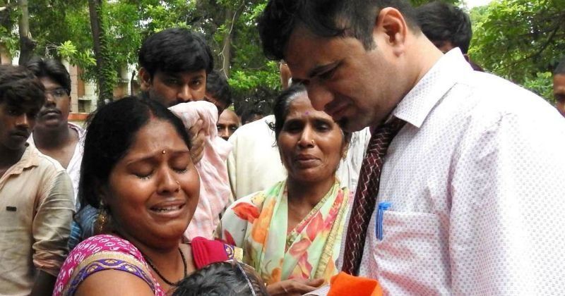 Eight Incidents When Doctors Put Humanity Above Their Profession To Help Suffering People We looked inside some of the tweets by @dr_sonawane and here's what we found interesting. doctors put humanity above