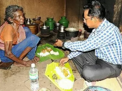 Tamil NAdu Collector breaks bread with poverty-stricken octogenarian