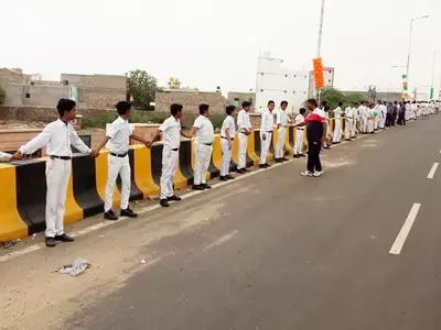700 Km Human Chain In Border Districts Pays Tribute To Martyrs