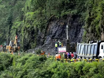Himachal Pradesh Inaccessible Due To Incessant Rains; Hundreds Stranded On Highways