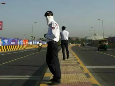 Maharashtra Traffic Cop Saved The Life Of A Man Who Suffered Heart Attack While Driving