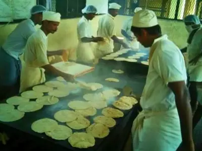 Prisoners From Thiruvananthapuram Are Preparing Chapati & Curry To Feed Kerala Flood Victims