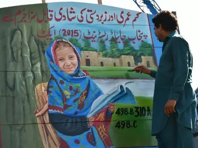 Truck drivers, pakistan truck drivers, truck art pakistan, pakistan truck art with a message
