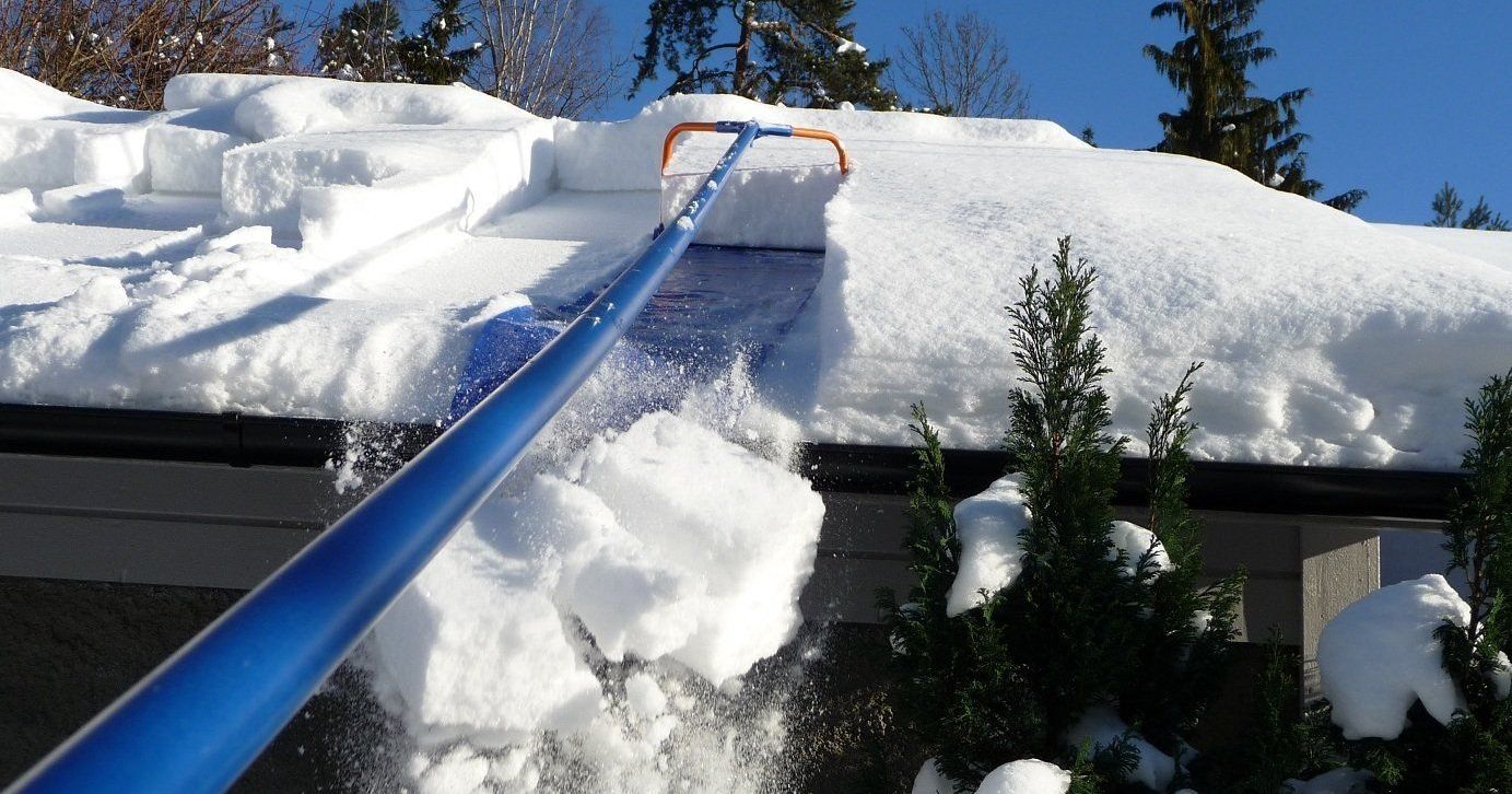 Очистка снега приспособление. Приспособление для уборки снега с крыши. Скребок для уборки снега с крыши. Приспособление для очистки крыши от снега. Скребок для очистки крыши от снега.