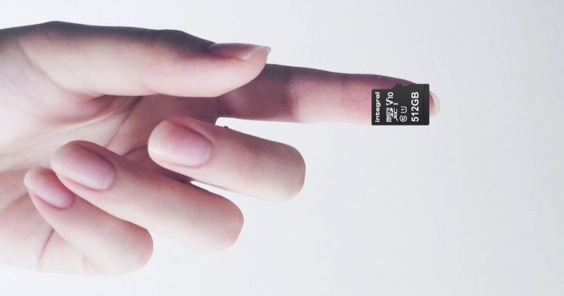 this-is-the-world-s-largest-microsd-card-that-lets-you-store-512gb-of