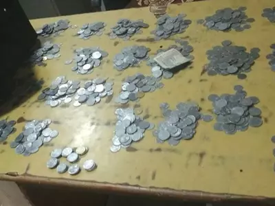 man gives wife alimony in coins