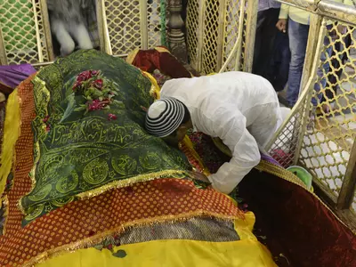 Pakistan Poll Nominees Seek Blessings Of Desi Shrines