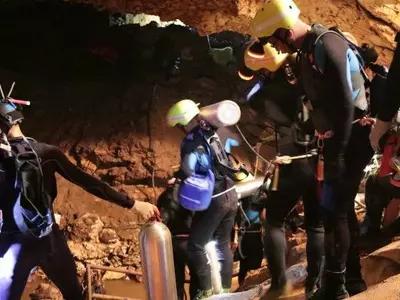 Thai cave complex, boys, rescue, 13 members, divers