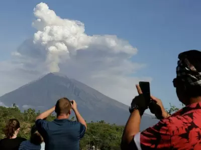 Indonesia’s Mount Agung Becomes Active Again, Spews Ash; Bali Airport Forced To Shut