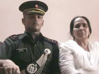 lieutenant hitesh kumar with his mother