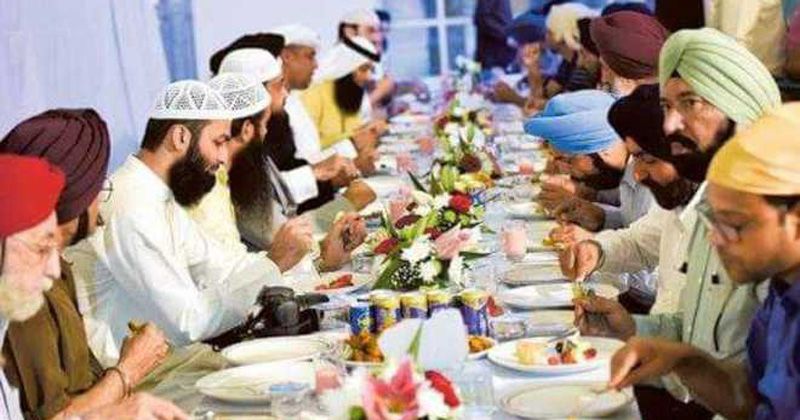 festival-of-love-sharing-sikhs-hindus-make-iftar-feast-special-for