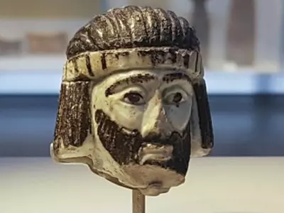 S   sculpture years king face researchers  excavated