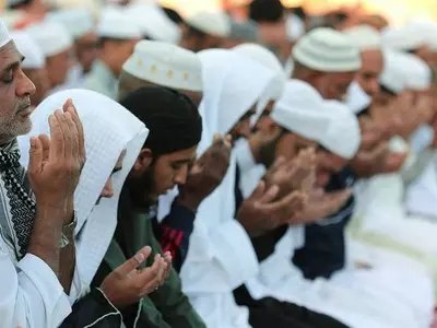 Thrash Muslims Offering Namaz,