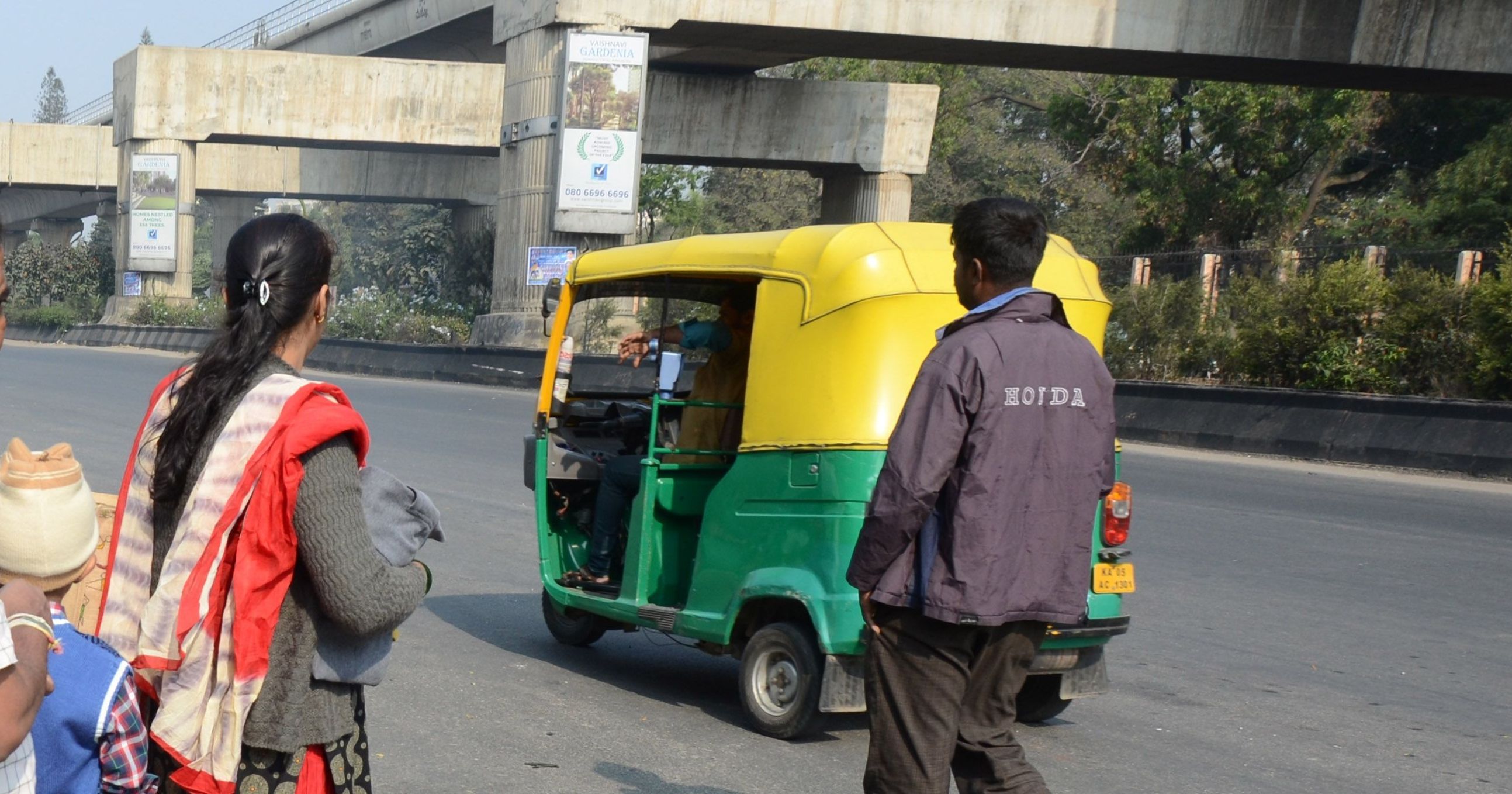 woman-saves-6-year-old-daughter-from-autorikshaw-driver-who-was-trying