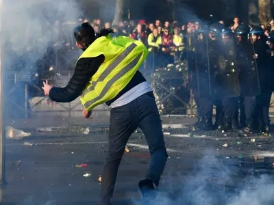 France, yellow vest, protesters, Emmanuel Macron, fuel prices, Paris, police