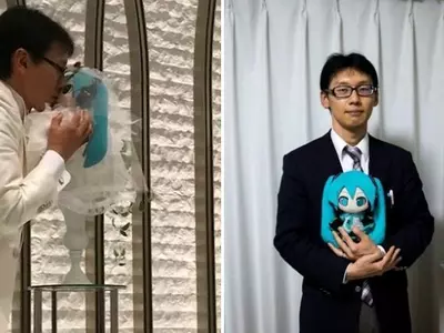 Japanese man marries hologram