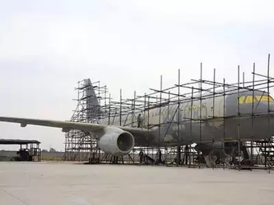 Man build plane