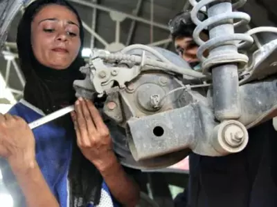 This 24-Year-Old Female Mechanic In Pakistan Is Shattering Patriarchy One Car At A Time