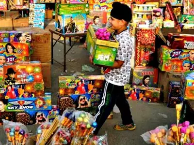 Vendors Have No Idea About ‘Green Firecrackers’; Shoppers Only Ask For Regular Ones