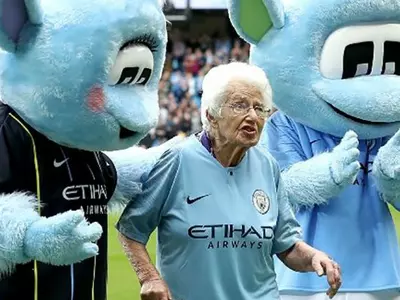 102 year old vera cohen supporting manchester city for 85 year