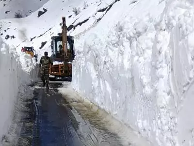 300 Stranded Tourists Were Rescued Through Rohtang Tunnel