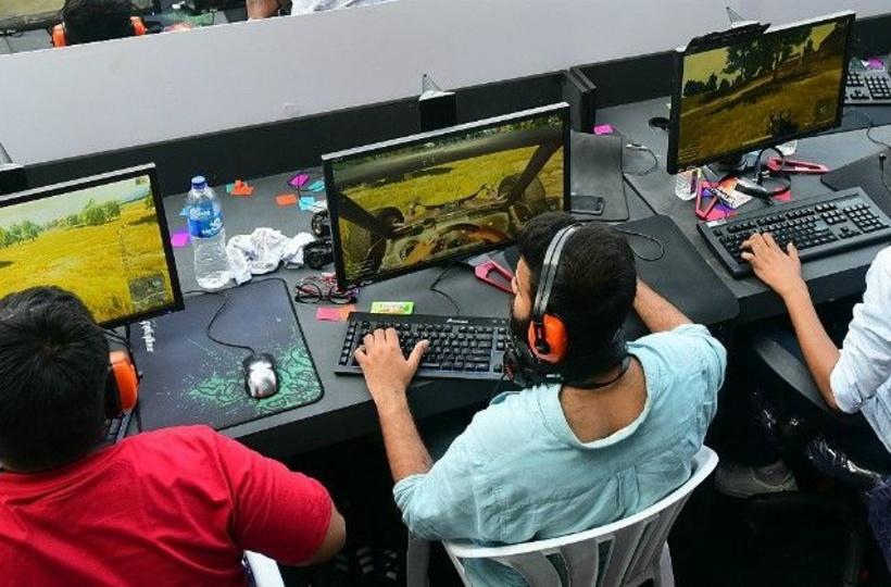 Should online games be banned in school?