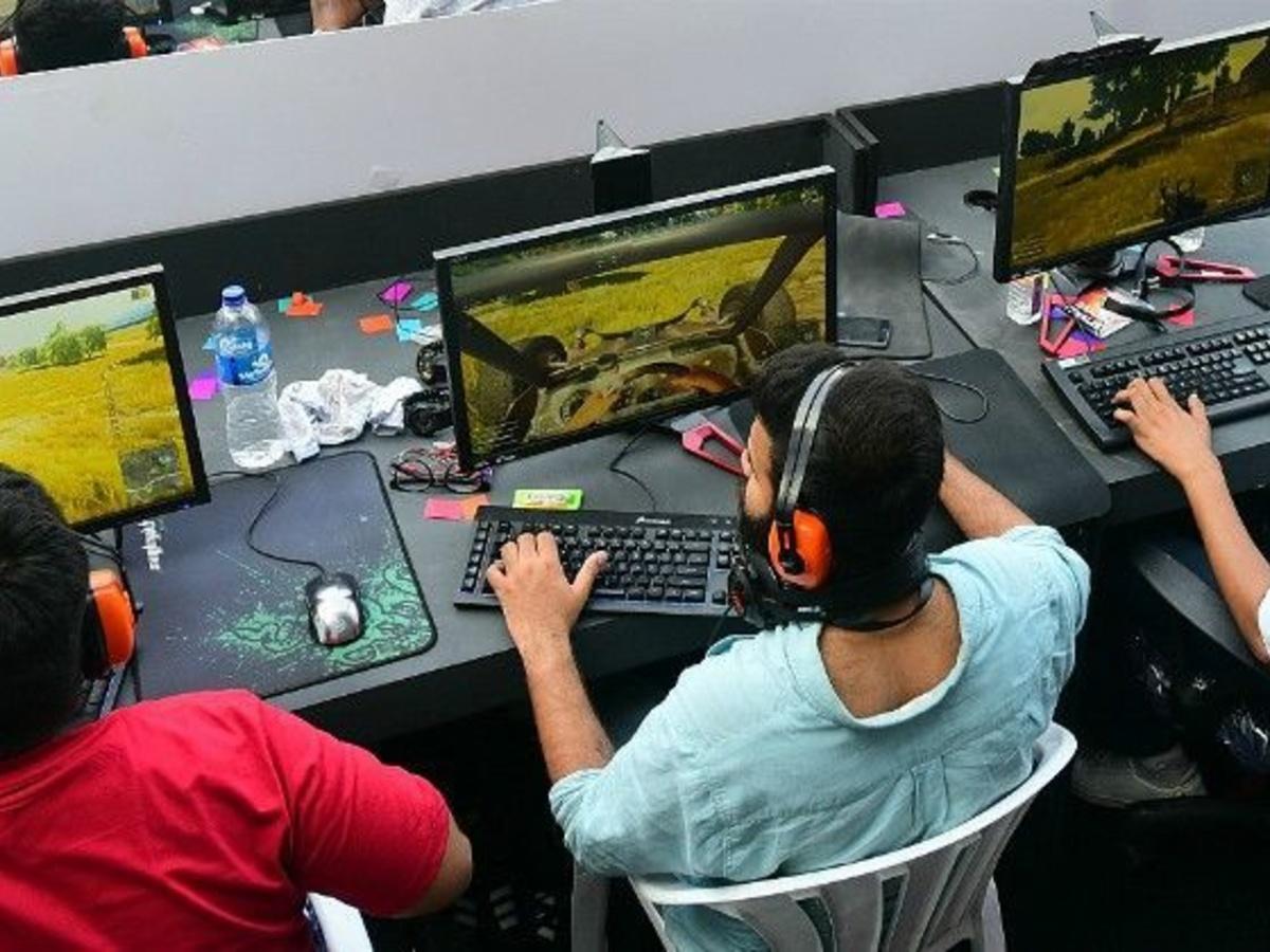 Should online games be banned in school?