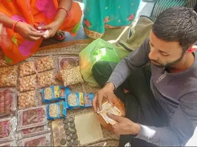 Kashmiri vendors, Lucknow, dry-fruit, saffron goons, Abdul Salam Naik, Afzal Naik, Bajrang Sonkar