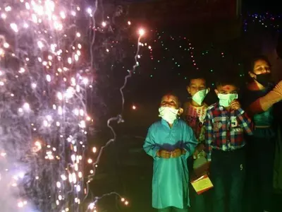 In A Bid To Tackle Pollution, Govt Bets on ‘Green’ Firecrackers With 30% Less Emissions