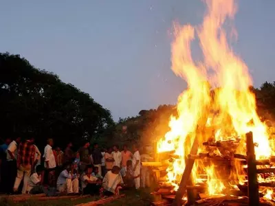 Daughters-In-Law Break Tradition And Carry Mother-In-Law’s Body To Funeral Pyre In Maharashtra