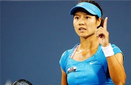Li Na defeats battling Venus Williams to reach Cincinnati final