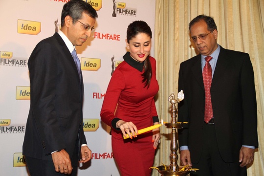 Kareena lighting the lamp with Tarun Rai and Rajat Mukarji