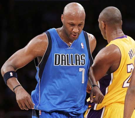 Lamar Odom receives standing ovation at Lakers-Mavericks game
