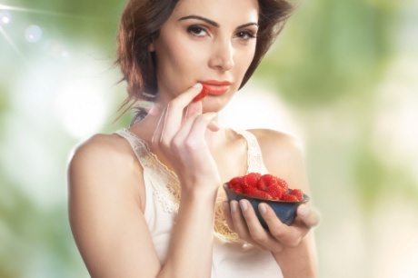 girl eating fruits