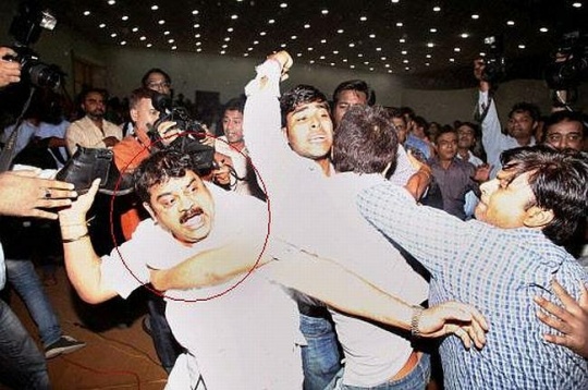 Did Congress Send Protestors to Arvind Kejriwal's Press Meet?