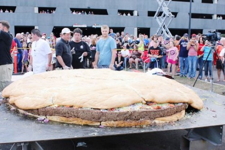 Giant cheeseburger sets new world weight record