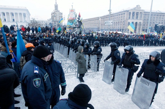 Ukrainian Police Storm Kiev's Independence Square