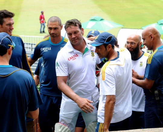Jacques Kallis is welcomed by his teammates as he walks back in his final Test. (Getty Images)