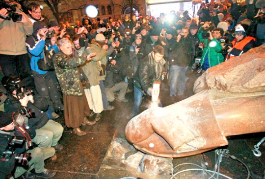 Ukraine Protesters Throng Kiev, Topple Lenin Statue