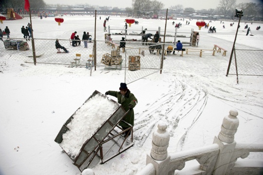Snow Disrupts Flights; Blocks Roads in China