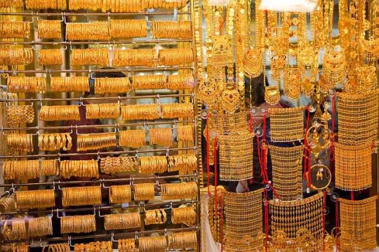 Bihar Babu Gifts Wife 230 Gold Ear-Rings