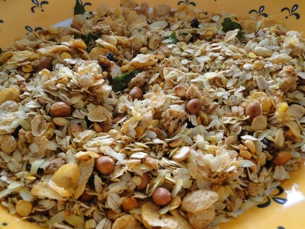 Healthy Snack Recipe: Oats And Poha Chivda