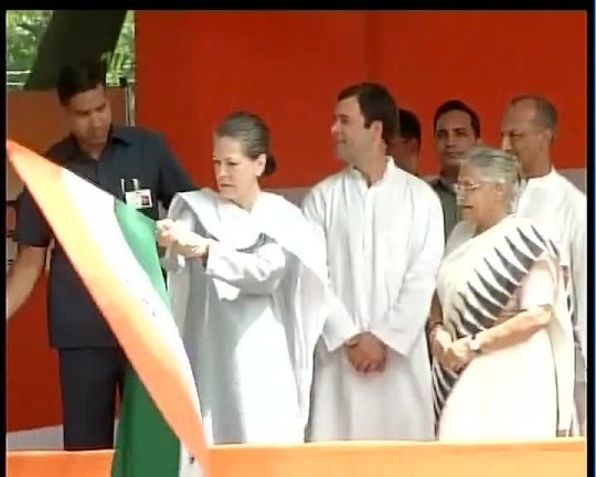 Sonia Gandhi, Rahul Gandhi & Sheila Dikshit flag off relief material for Uttarakhand flood victims